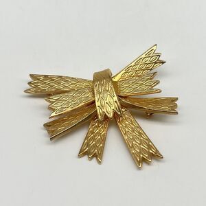 Vintage Antique Capri Signed Gold-Tone Brooch Pin Bow Ribbon 2.25"Textured Metal